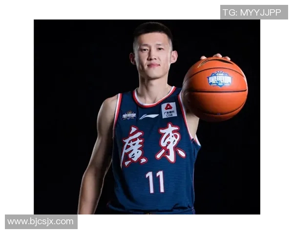 周鹏：从篮球场上的拼搏到生活中的坚持，见证成长与奋斗的传奇之路