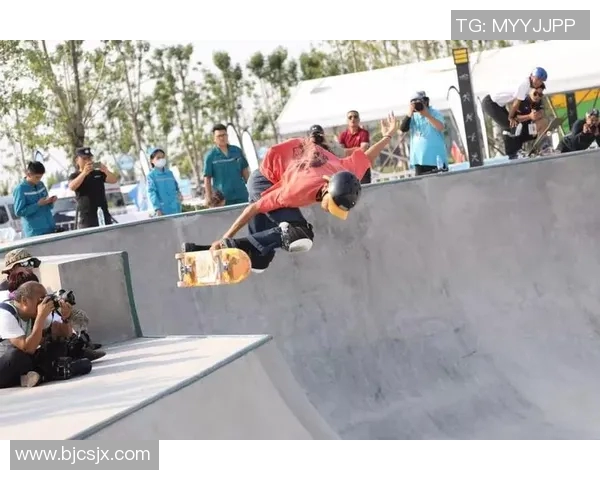 重庆极限运动队在世界滑板锦标赛中以93分稳居积分榜首位 重庆极限运动队在世界滑板锦标赛中以93分稳居积分榜首位